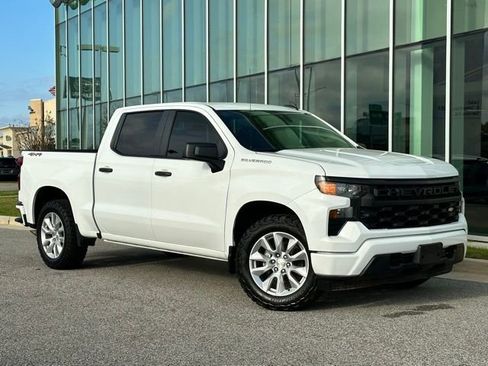 Used 2023 Chevrolet Silverado 1500 Custom image 1