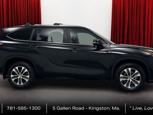 Used 2023 Toyota Highlander XLE image 4