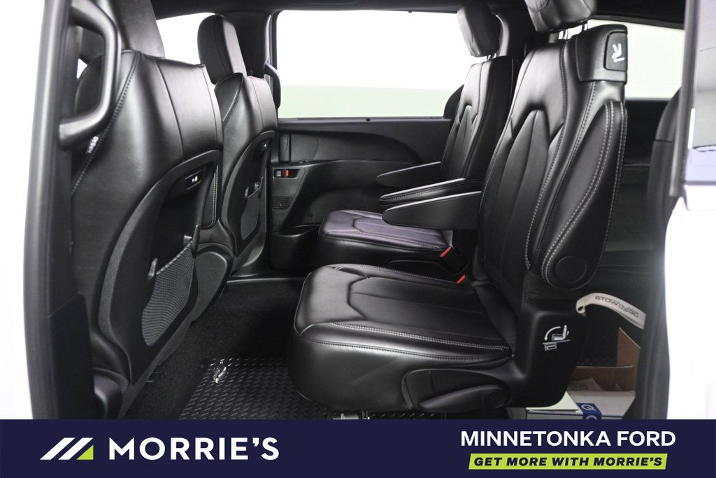 Used 2026 Chrysler Pacifica Select FWD image 24
