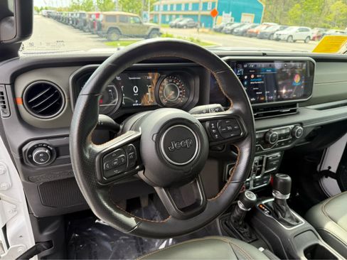 Used 2025 Jeep Gladiator Mojave AWD/4WD image 13
