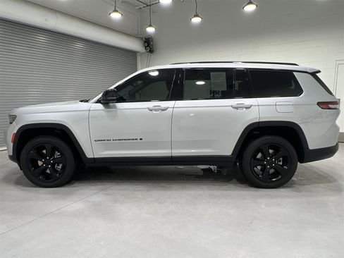 Used 2023 Jeep Grand Cherokee L Laredo image 5