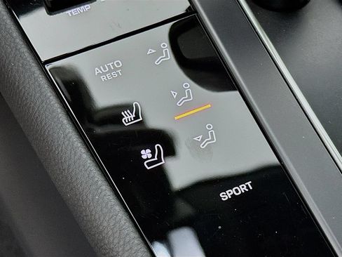 Certified 2025 Porsche Macan AWD/4WD image 23
