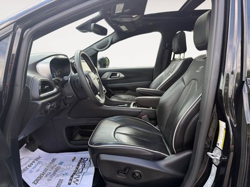 Used 2025 Chrysler Pacifica Limited FWD image 10