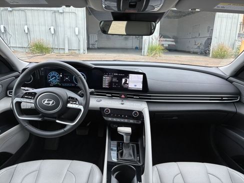 Used 2025 Hyundai Elantra Limited image 35