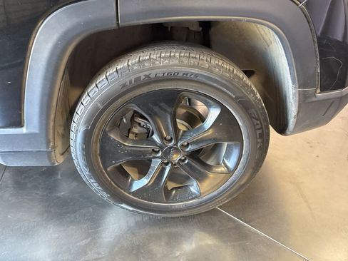 Used 2018 Jeep Compass Latitude w/ Popular Equipment Group FWD image 8