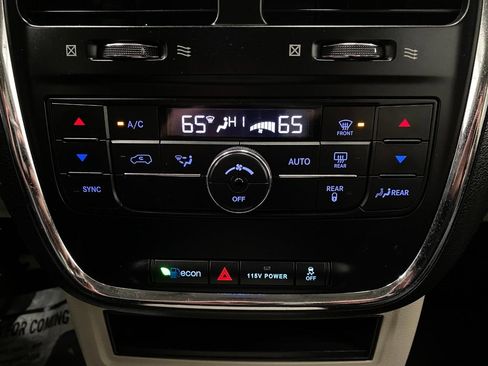 Used 2014 Chrysler Town & Country Touring image 22