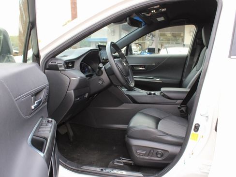 Used 2021 Toyota Venza XLE image 10