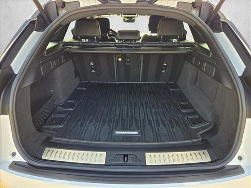Certified 2022 Land Rover Range Rover Velar R-Dynamic S image 4