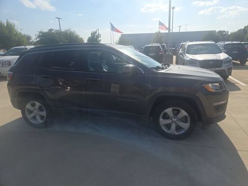 Used 2018 Jeep Compass Latitude w/ Popular Equipment Group FWD image 2