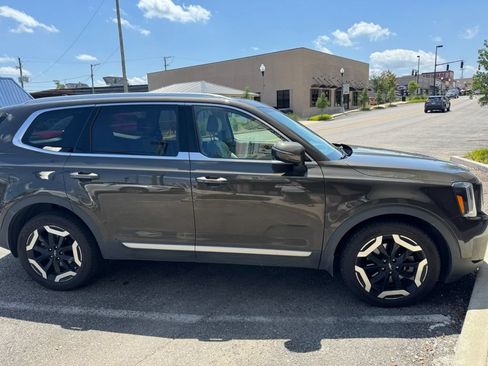 Used 2023 Kia Telluride EX w/ EX Captain's Chair Package FWD image 3