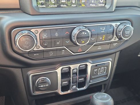 Used 2022 Jeep Wrangler Unlimited Sahara w/ Cold Weather Group AWD/4WD image 16