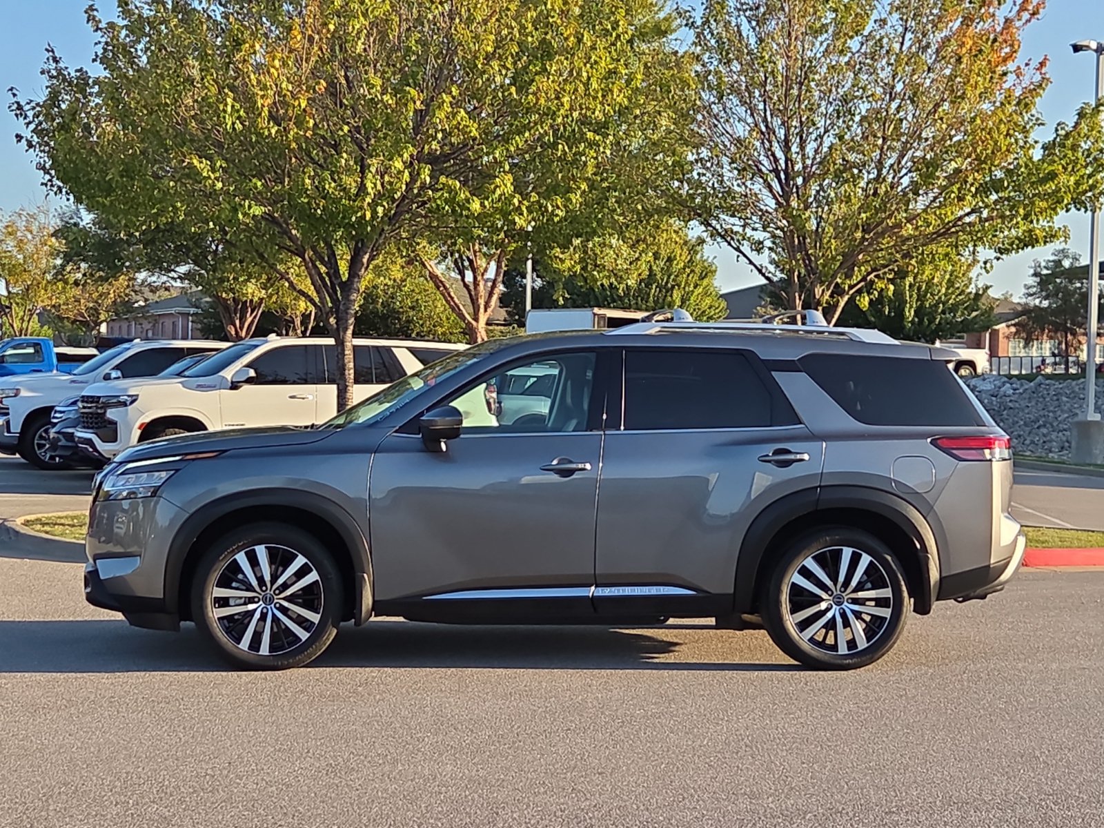 Used 2024 Nissan Pathfinder Platinum w/ Black Appearance Package AWD/4WD image 3