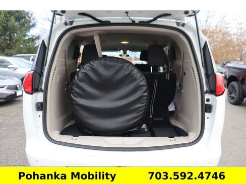 Used 2020 Chrysler Voyager L image 32