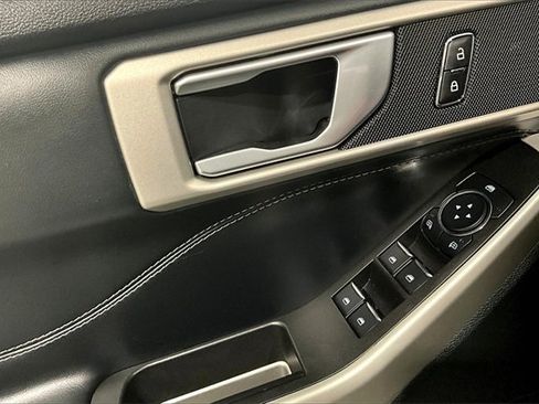 Used 2023 Ford Explorer XLT image 38
