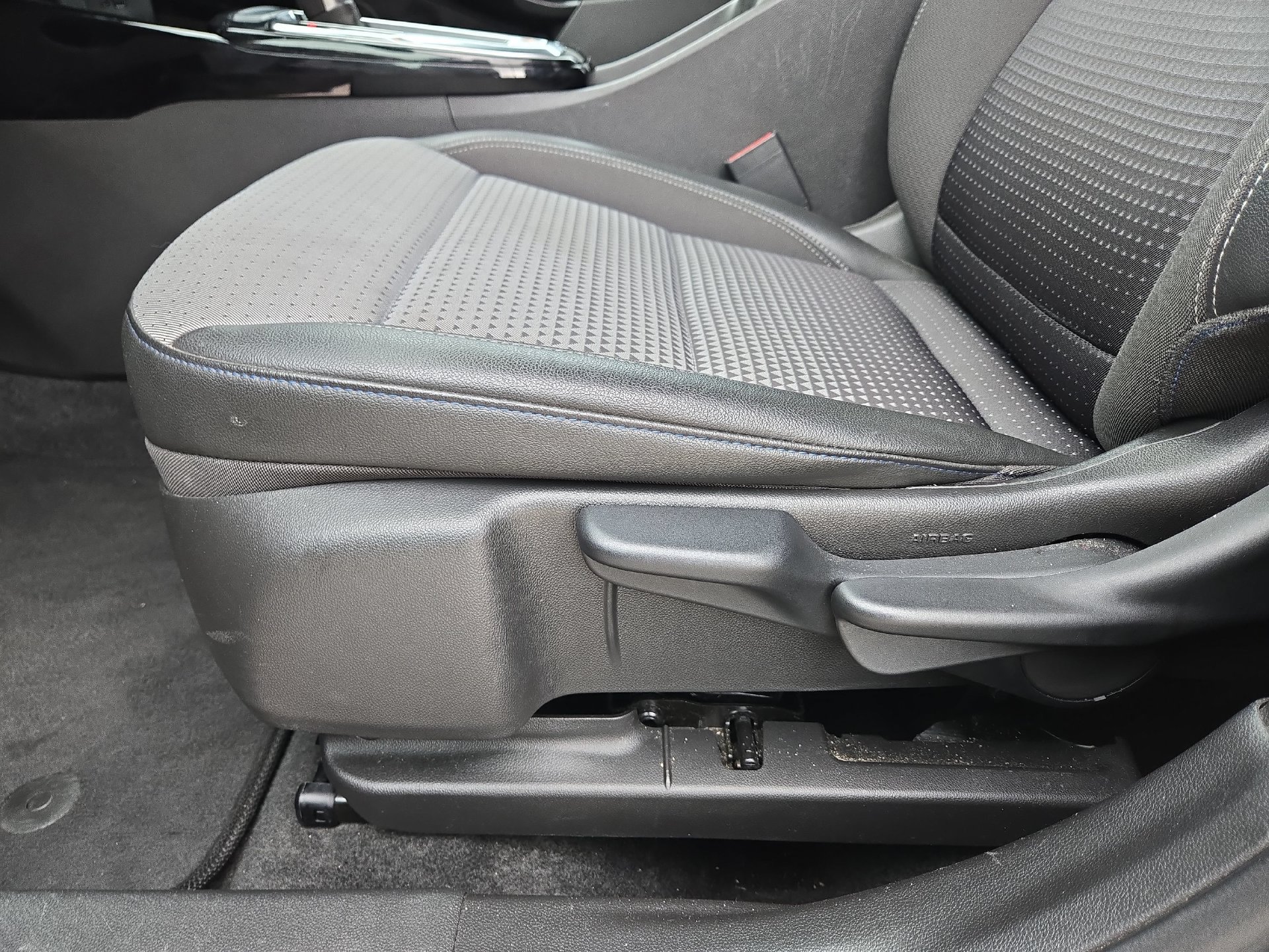 Used 2025 Chevrolet Trax LT FWD image 17