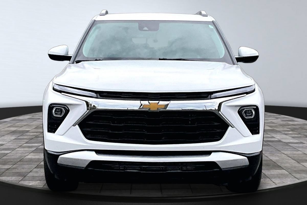 Used 2024 Chevrolet TrailBlazer LT FWD image 2