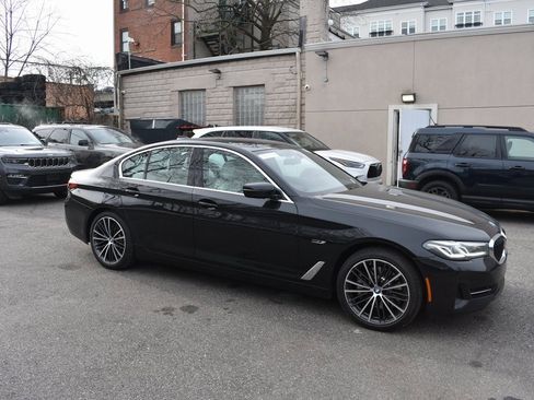 Used 2023 BMW 530e xDrive w/ Convenience Package image 5