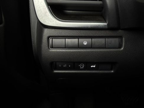 Used 2025 Nissan Rogue SV FWD image 22