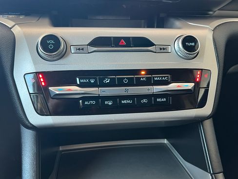 Used 2022 Ford Explorer XLT image 30