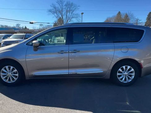 Used 2018 Chrysler Pacifica Touring-L image 5