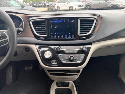 Used 2017 Chrysler Pacifica Touring w/ Tire & Wheel Group FWD image 17