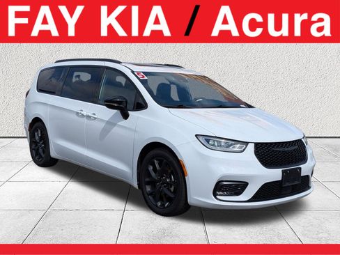 Used 2025 Chrysler Pacifica Limited FWD image 1