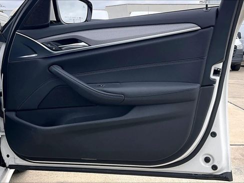 Used 2019 BMW 530e w/ M Sport Package image 22