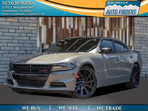 Used 2018 Dodge Charger SXT w/ Blacktop Package RWD image 1
