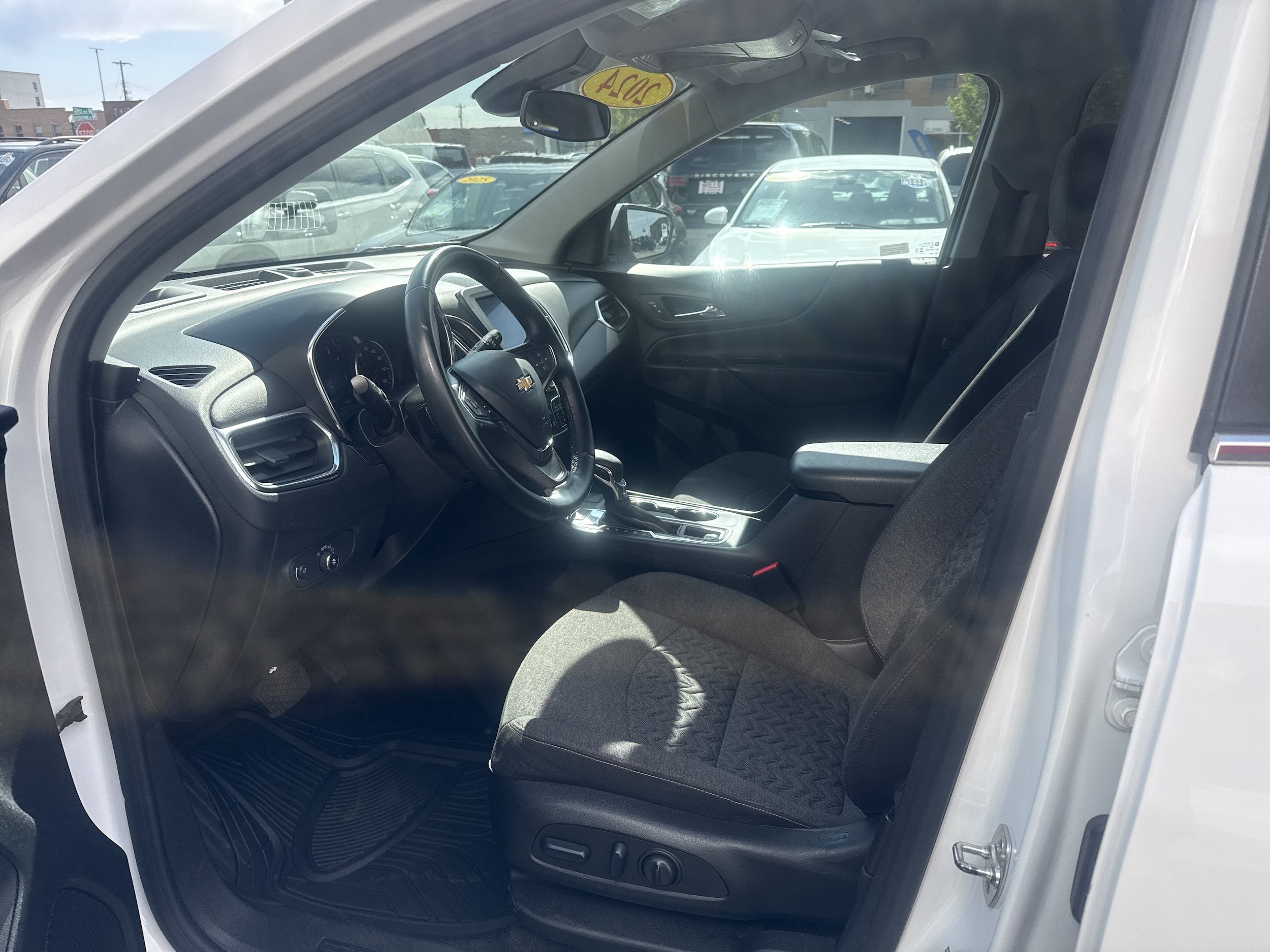 Used 2024 Chevrolet Equinox LT AWD/4WD image 2