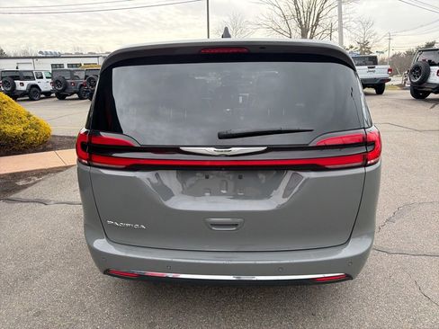 Used 2023 Chrysler Pacifica Touring-L image 4