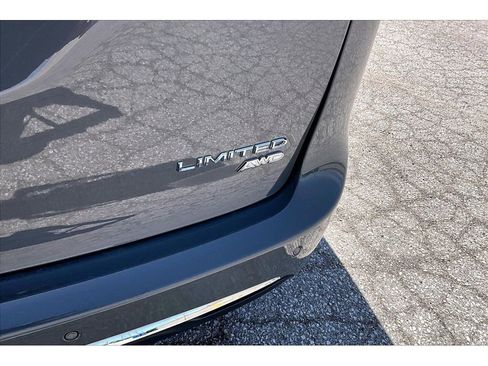 Certified 2023 Chrysler Pacifica Limited AWD/4WD image 11