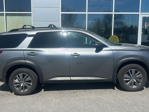 Certified 2024 Nissan Pathfinder SV image 3