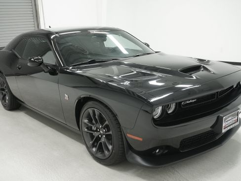 Used 2021 Dodge Challenger R/T Scat Pack RWD image 3