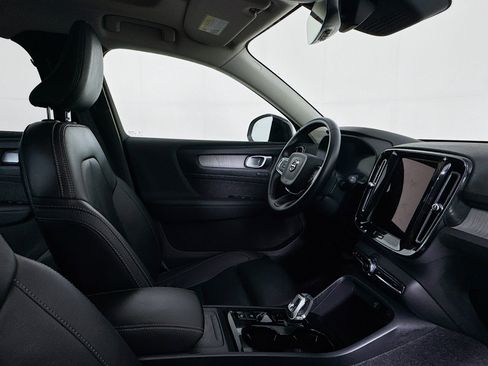 Used 2026 Volvo XC40 B5 Plus AWD/4WD image 27