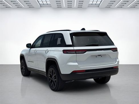 New 2025 Jeep Grand Cherokee Altitude image 5