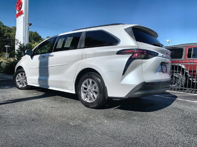 Certified 2024 Toyota Sienna XLE FWD image 6