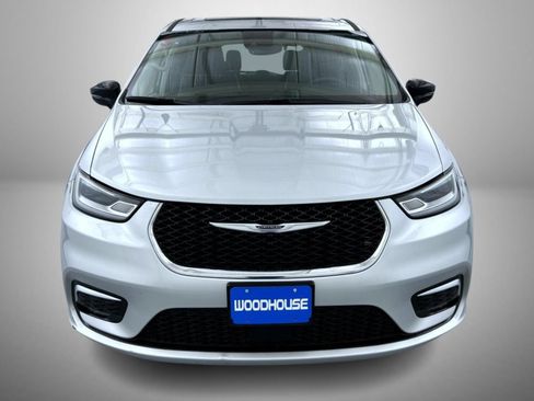 Used 2024 Chrysler Pacifica Limited FWD image 2