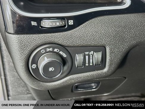 Used 2019 Jeep Cherokee Latitude Plus FWD image 10