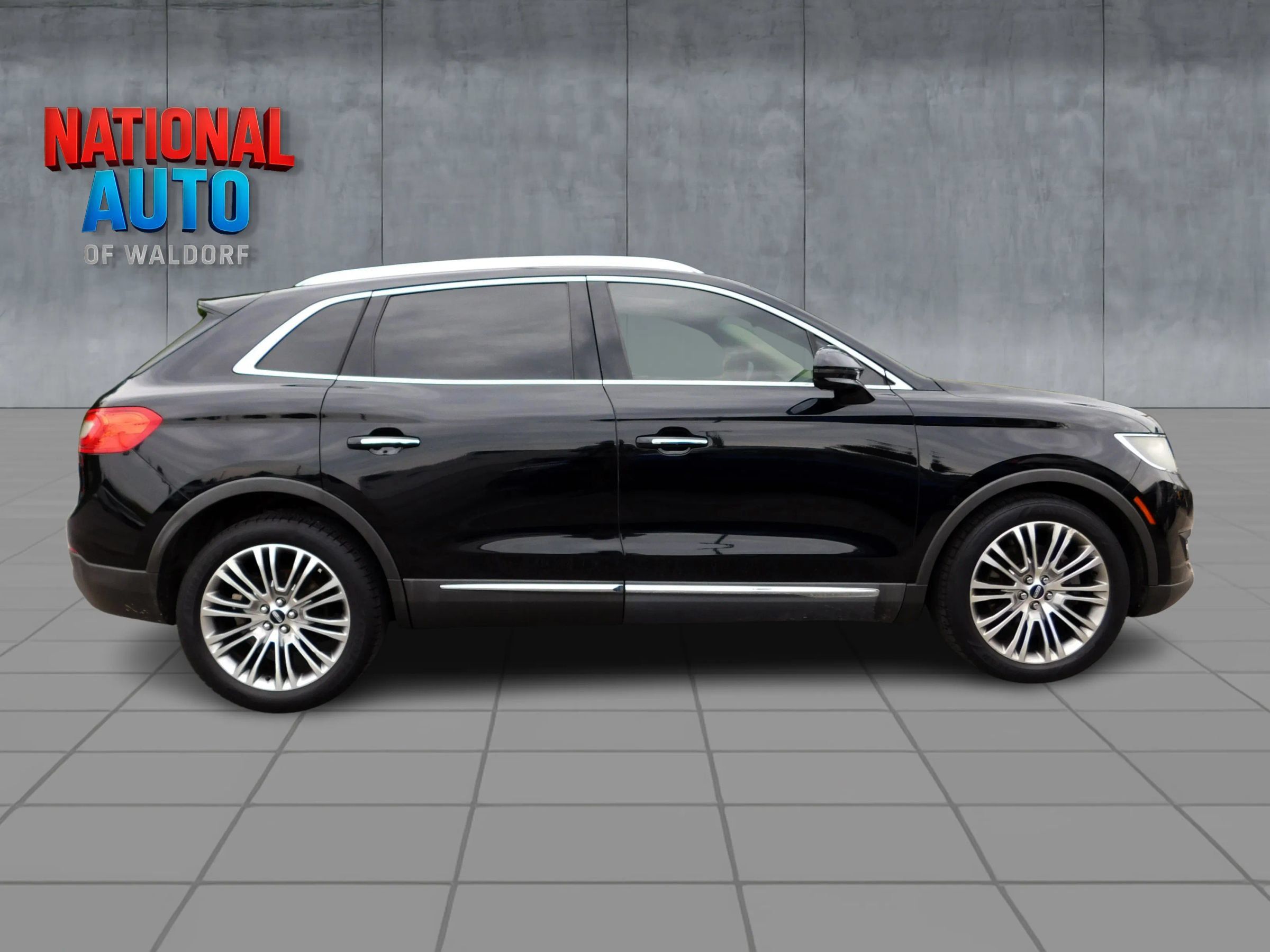 Used 2017 Lincoln MKX Reserve w/ Lincoln MKX Climate Package FWD image 3