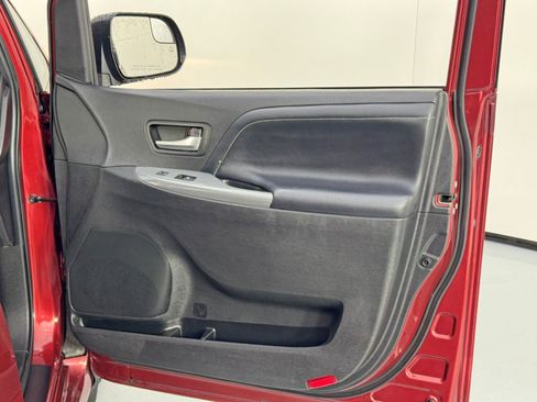 Used 2019 Toyota Sienna SE w/ Carpet Mat Package image 39
