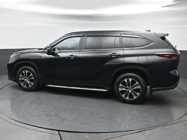 Used 2025 Toyota Highlander XLE AWD/4WD image 4