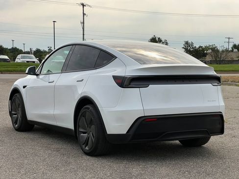 Used 2026 Tesla Model Y AWD image 9