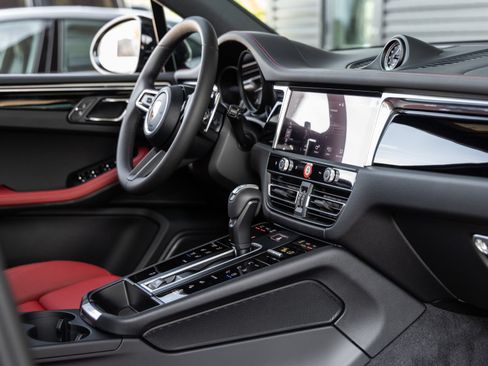 Certified 2025 Porsche Macan AWD/4WD image 46