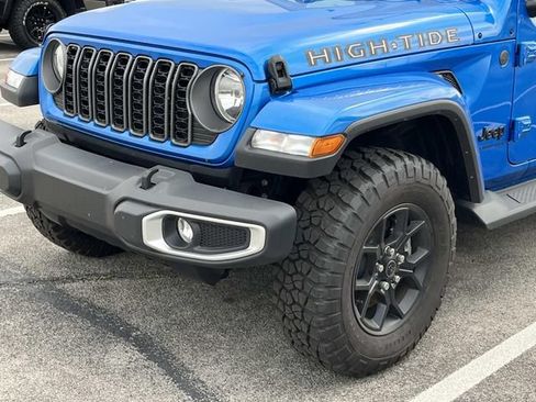 Used 2025 Jeep Gladiator Sport AWD/4WD image 10