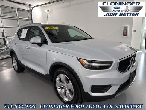 Used 2020 Volvo XC40 T4 Momentum image 1