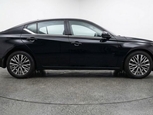 Used 2025 Nissan Altima 2.5 SV image 11