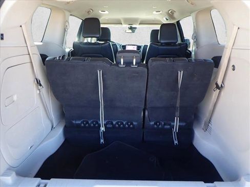 Used 2022 Chrysler Pacifica Touring-L image 8