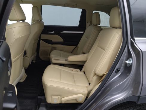 Used 2018 Toyota Highlander XLE image 18