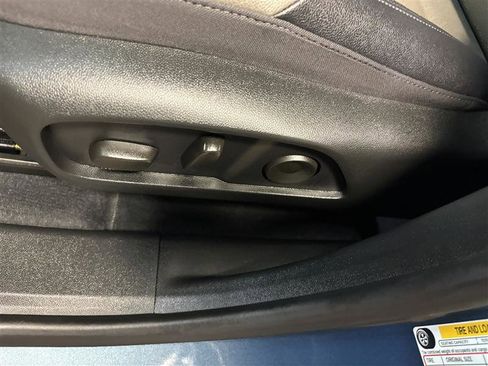 Used 2025 Chevrolet Equinox LT w/ Convenience Package II image 8