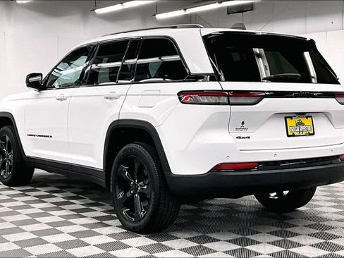 Used 2023 Jeep Grand Cherokee Altitude AWD/4WD image 2